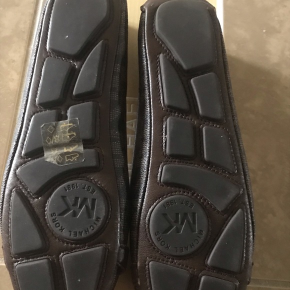 Authentic Michael Kors signature Moc - Picture 2 of 3